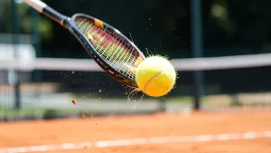 w tenisie odbicie piłki serwisowej